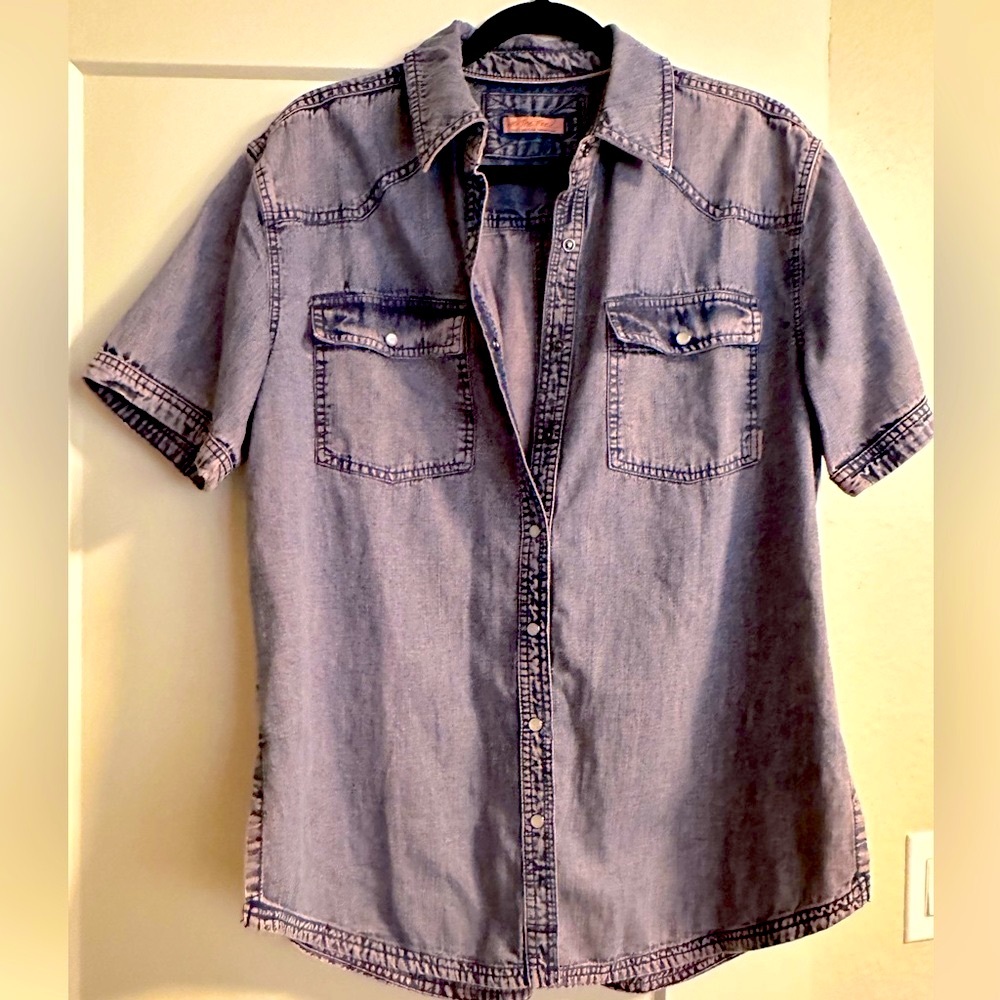 Cute short-sleeved snap-up in a unique purple denim!